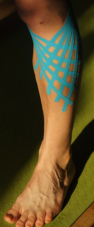 Kinesiology Taping - przeciwobrzękowa aplikacja na nogę 
