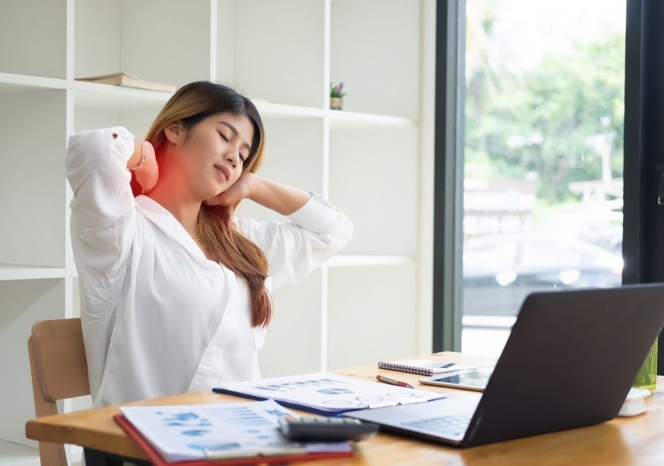 Jak odciążyć kręgosłup szyjny po pracy za biurkiem?
