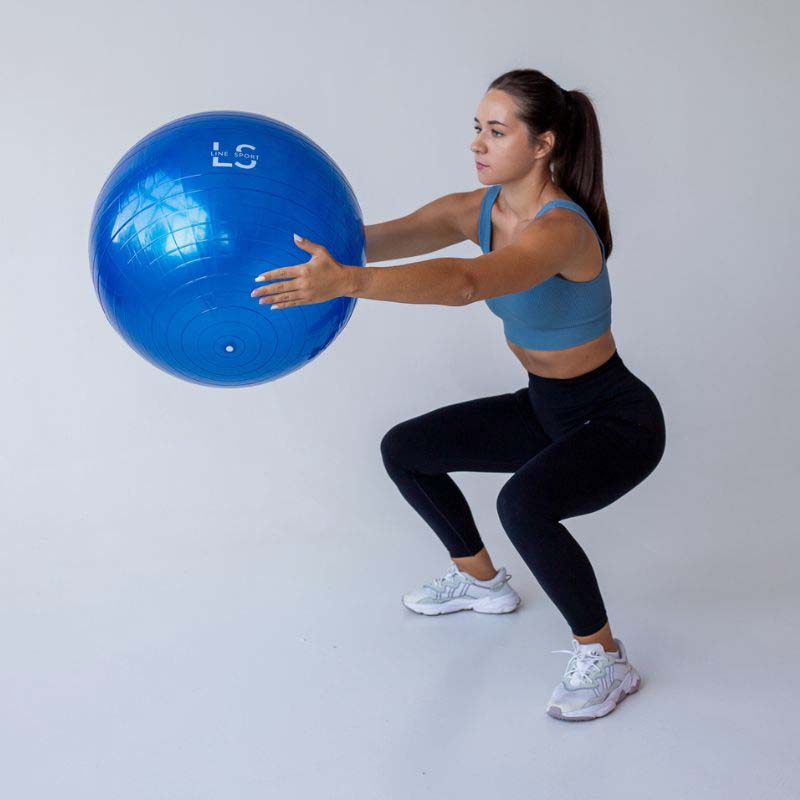 Exercițiu de genuflexiuni la perete cu mingea albastră Line Sport 65 cm