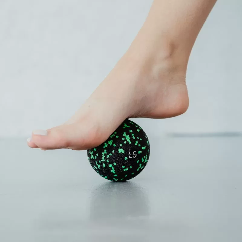 LineSport zielona piłeczka do masażu stopy 8 cm