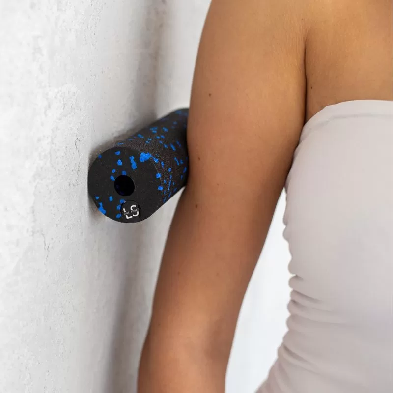 czarno-niebieski mini roller do masażu Line Sport masaż ramienia