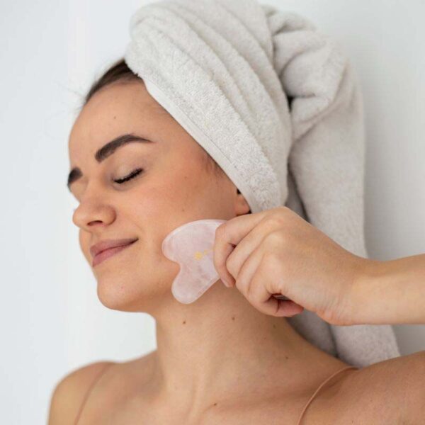 masaż twarzy Gua Sha serce płytka jadeitowa różowa