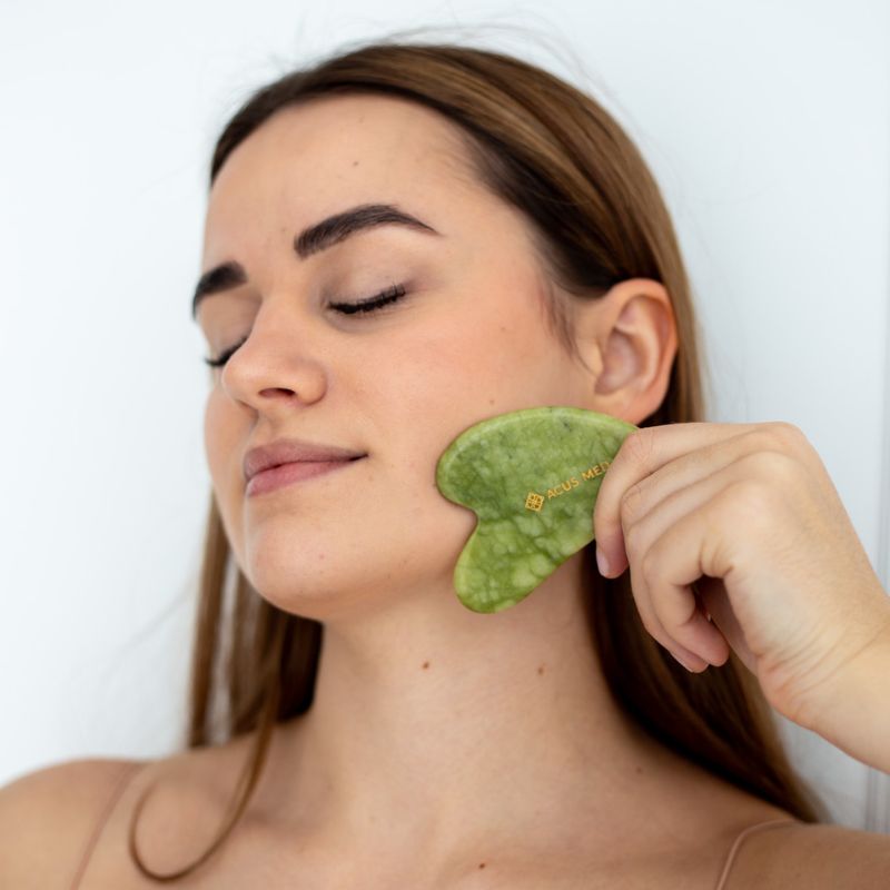 zielona jadeitowa płytka Gua Sha - masaż twarzy - zuchwy