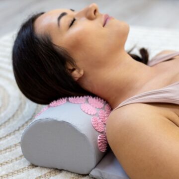 masaż karku i szyi na poduszce Akumaty długiej szaro-różowej