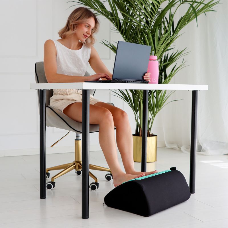 Podnóżek do akupresury - praca biurowa - modelka